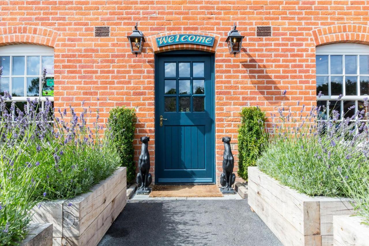 The Dog & Gun Inn Netheravon Екстериор снимка