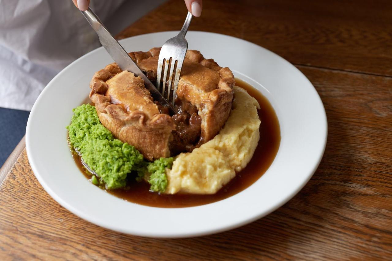 The Dog & Gun Inn Netheravon Екстериор снимка