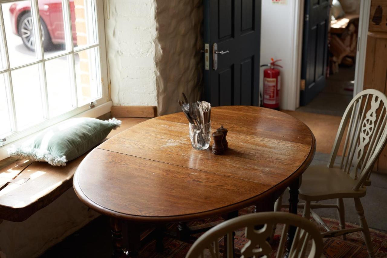 The Dog & Gun Inn Netheravon Екстериор снимка