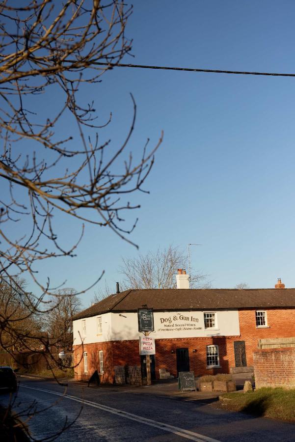 The Dog & Gun Inn Netheravon Екстериор снимка
